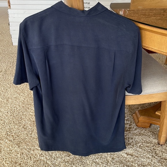 Tommy Bahama short sleeve button up men’s shirts. Size Medium - Picture 4 of 6